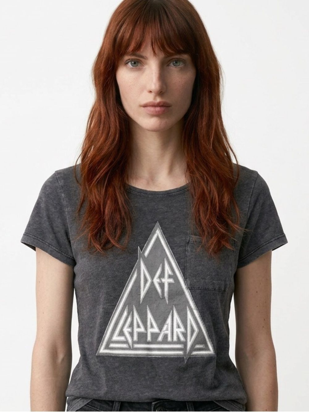 DEF LEPPARD | Graphic Band Pocket Tee Gray Short Sleeve Scoopneck Women’s Size S